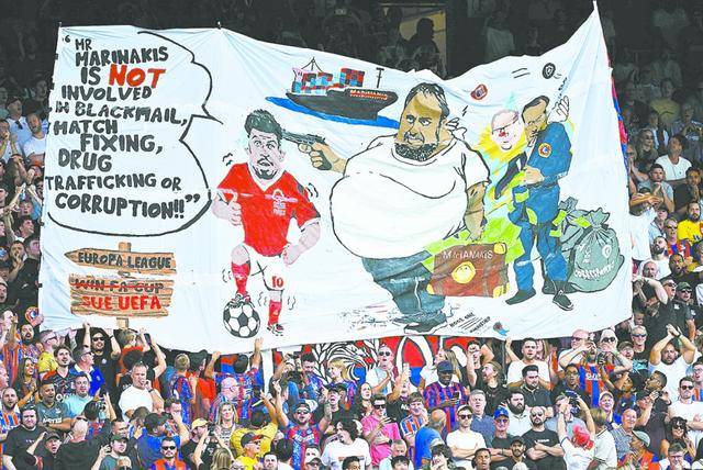 英格兰足球赛场出现惊人横幅!官方:正调查