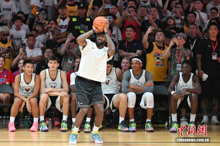 NBA球员勒布朗·詹姆斯到访四川成都