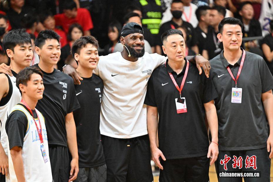 NBA球员勒布朗·詹姆斯到访四川成都