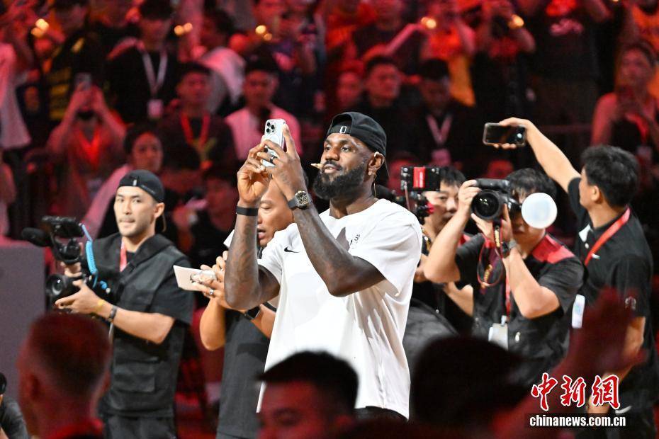 NBA球员勒布朗·詹姆斯到访四川成都