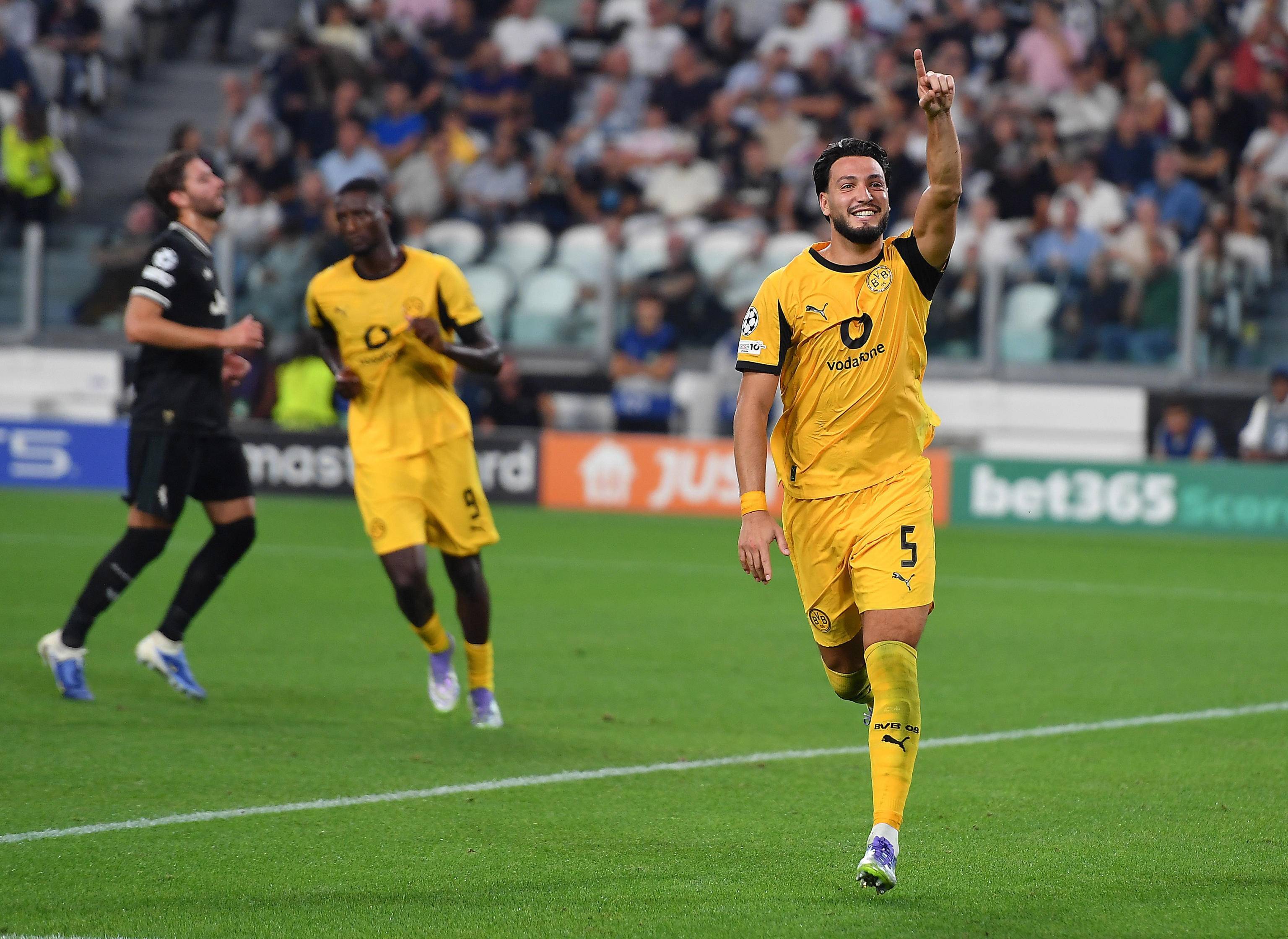 (外代二线)足球——欧冠联赛:尤文图斯战平多特蒙德