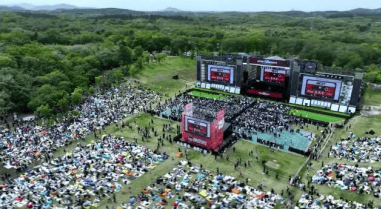 苏超奇迹3:人民日报赞“票根经济”